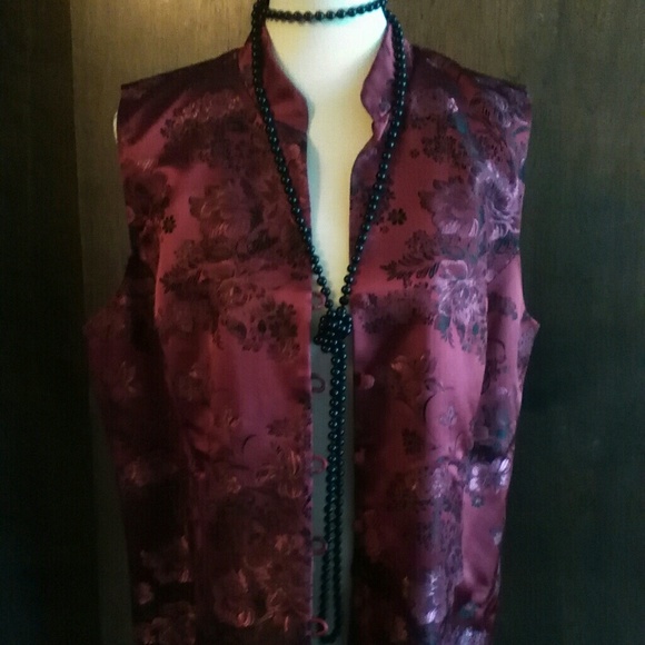 Gorgeous red oriental satin look vest - Picture 2 of 4